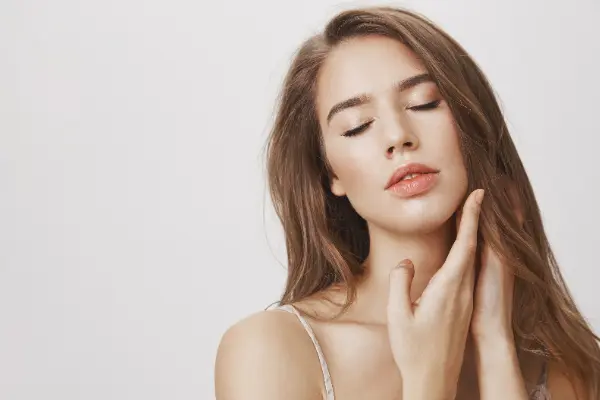 Si buscas mejorar la apariencia de tu rostro de manera natural, en este blog de Natural Renovation exploraremos 3 cambios que puede lograr la armonización facial. Se trata de un...