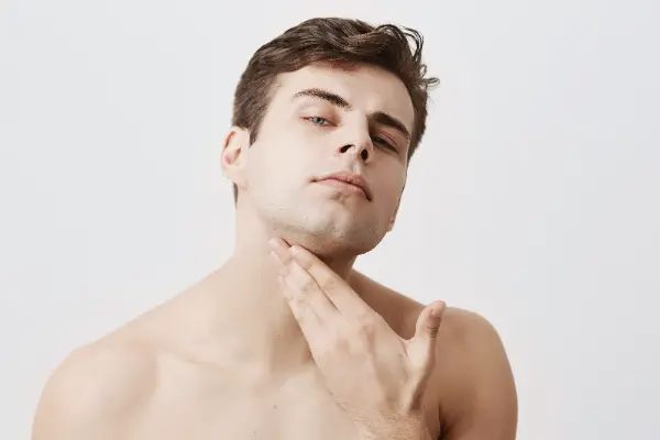 Una mandíbula definida es un símbolo clásico de masculinidad y armonía facial. En este blog de Natural Renovation, exploraremos cómo marcar la mandíbula en hombres para lograr un contorno facial...